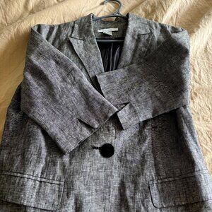 Linen jacket with three quarter sleeves and a triangle cut, sharp lapels